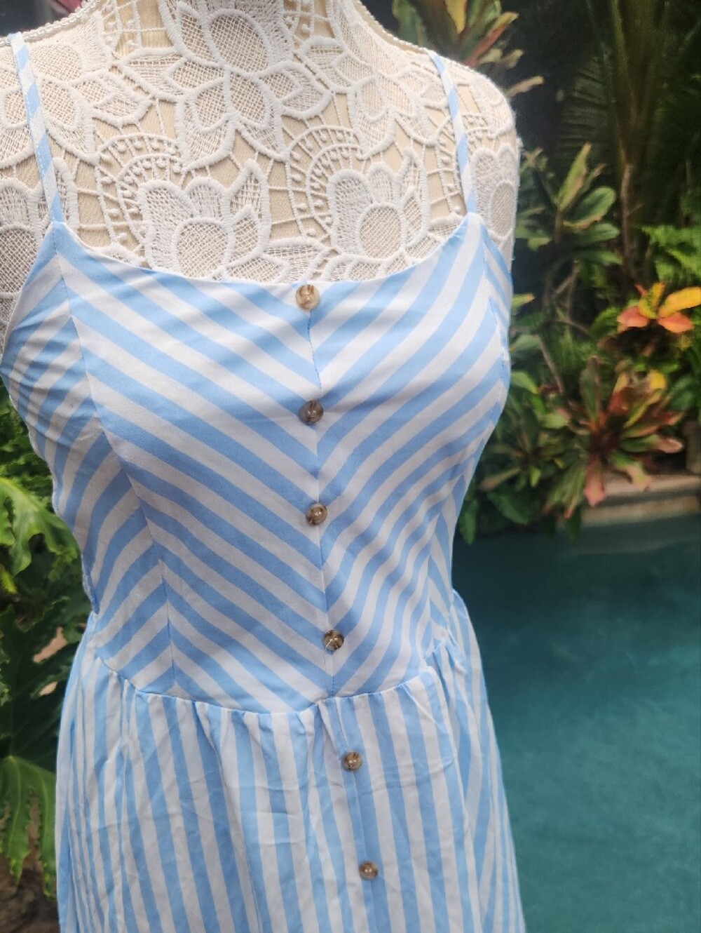 Gorgeous Summer Dress For Every Day Or Vacay! - Picture 2 of 6